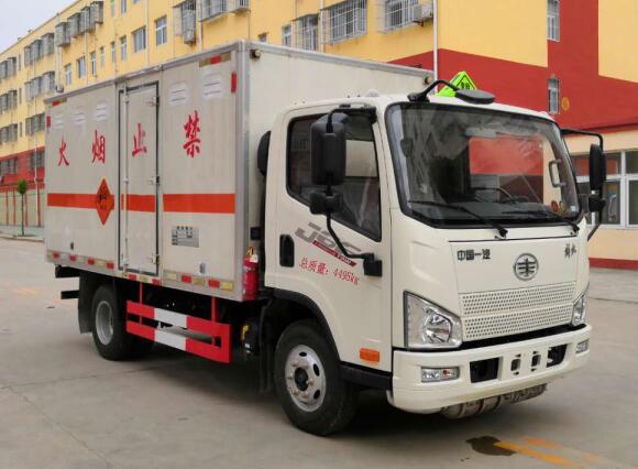 程力威牌CLW5040XQYC6型爆破器材運(yùn)輸車